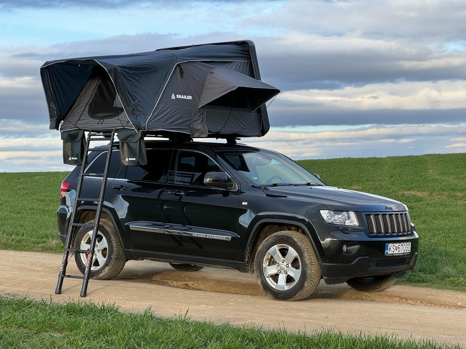 Side-opening rooftop tent (SNAILER Abis) mounted on Jeep Grand Cherokee