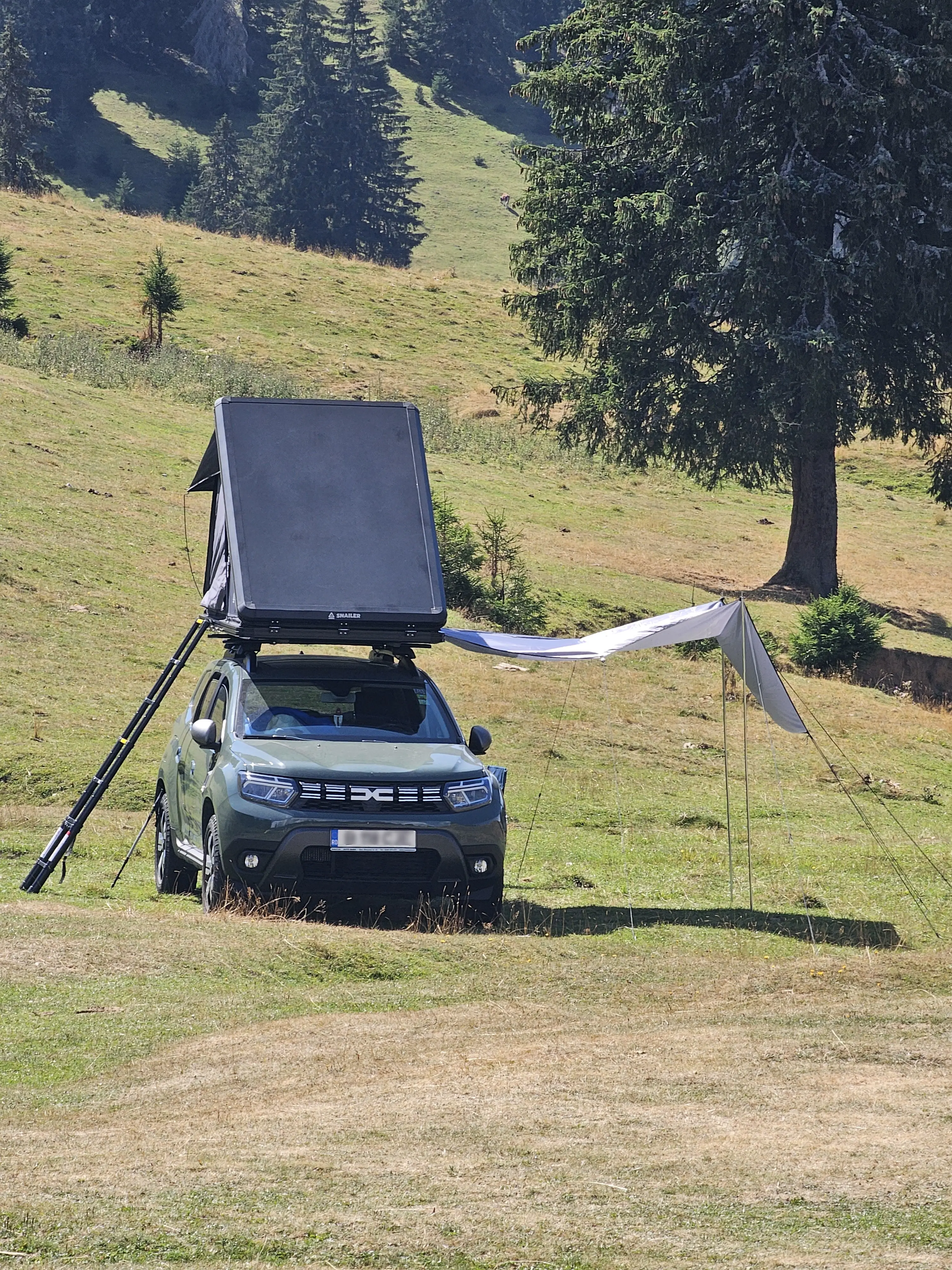 Snailer Alduo stresny stan na aute Dacia Duster - fotografia z galerie zakaznikov z krajiny Rumunsko