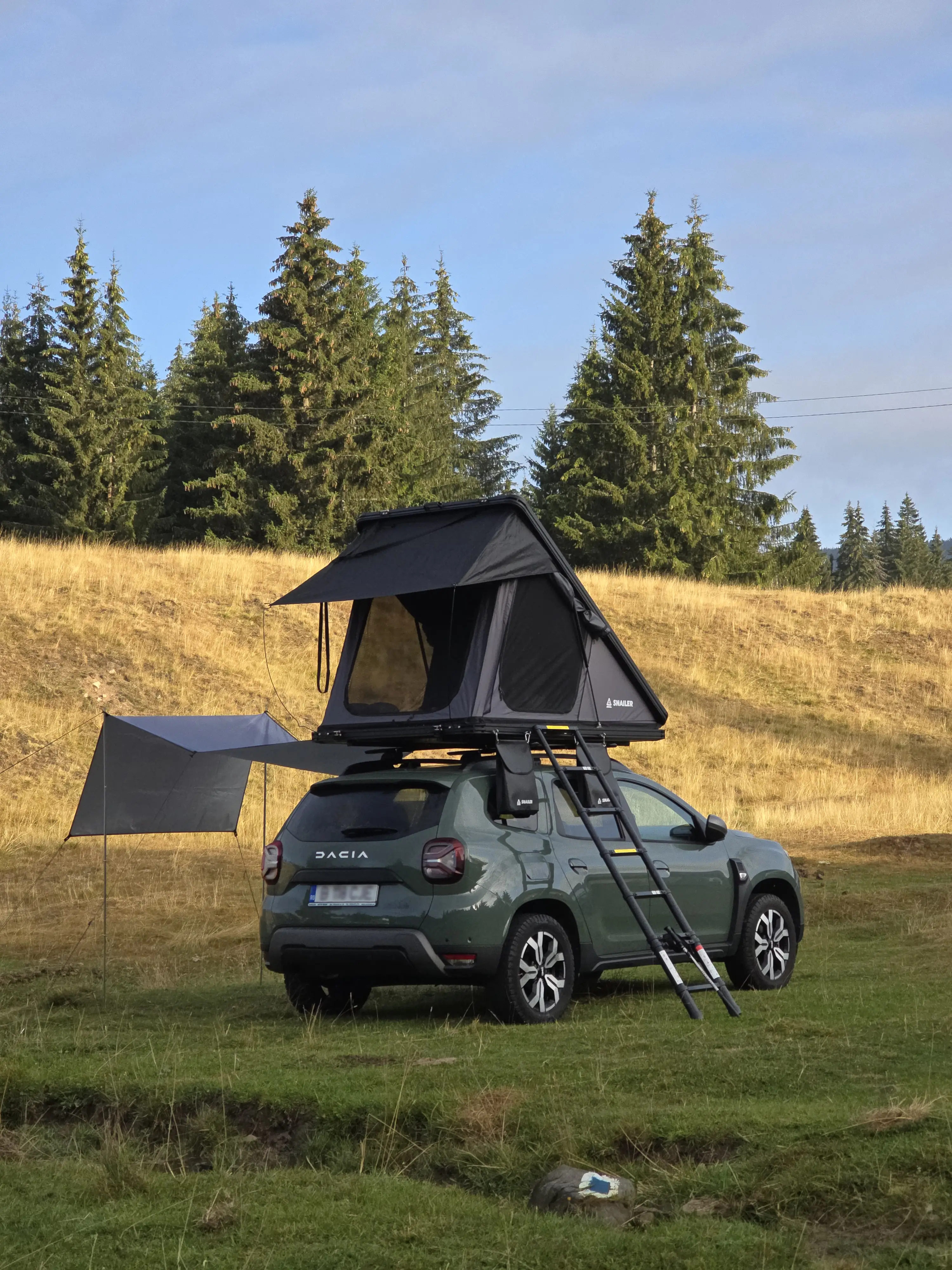 Snailer Alduo tienda de techo en Dacia Duster - foto de cliente de Rumania