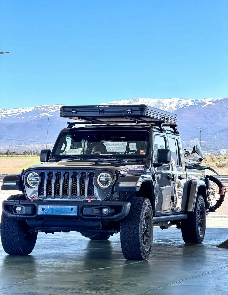 Snailer Alduo Dachzelt auf Jeep Gladiator - Bild aus der Kundengalerie aus Spanien