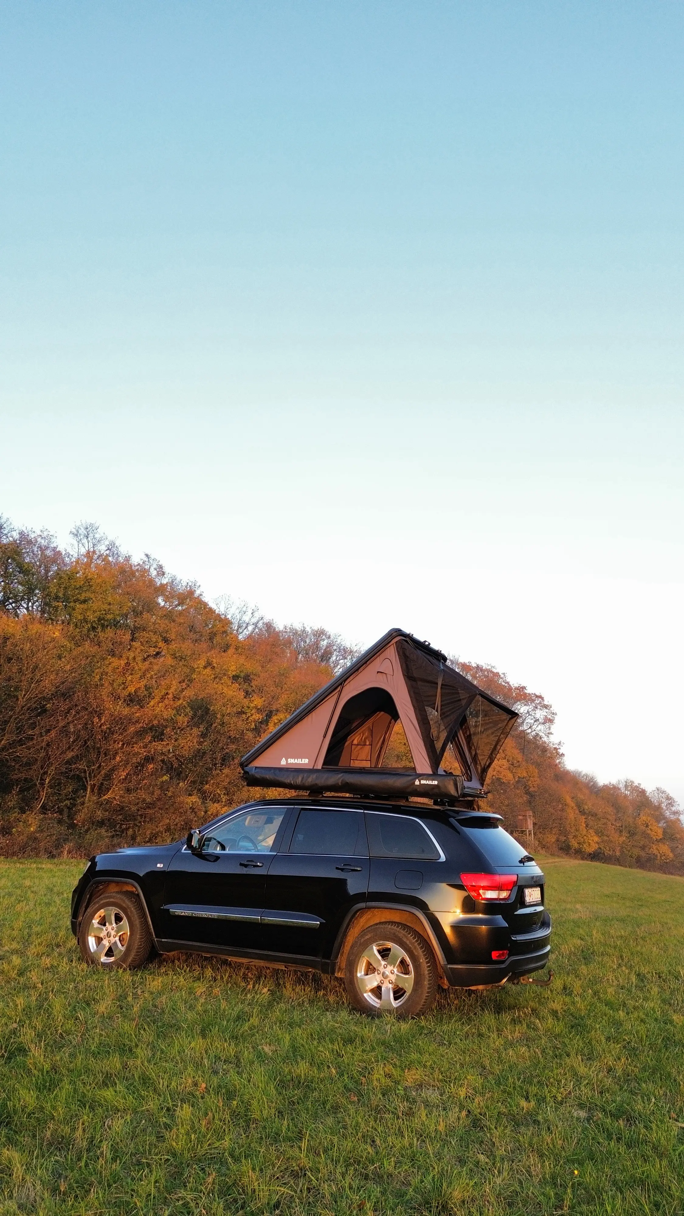 Snailer Alduo Dachzelt auf Jeep Grand Cherokee - Bild aus der Kundengalerie aus der Slowakei