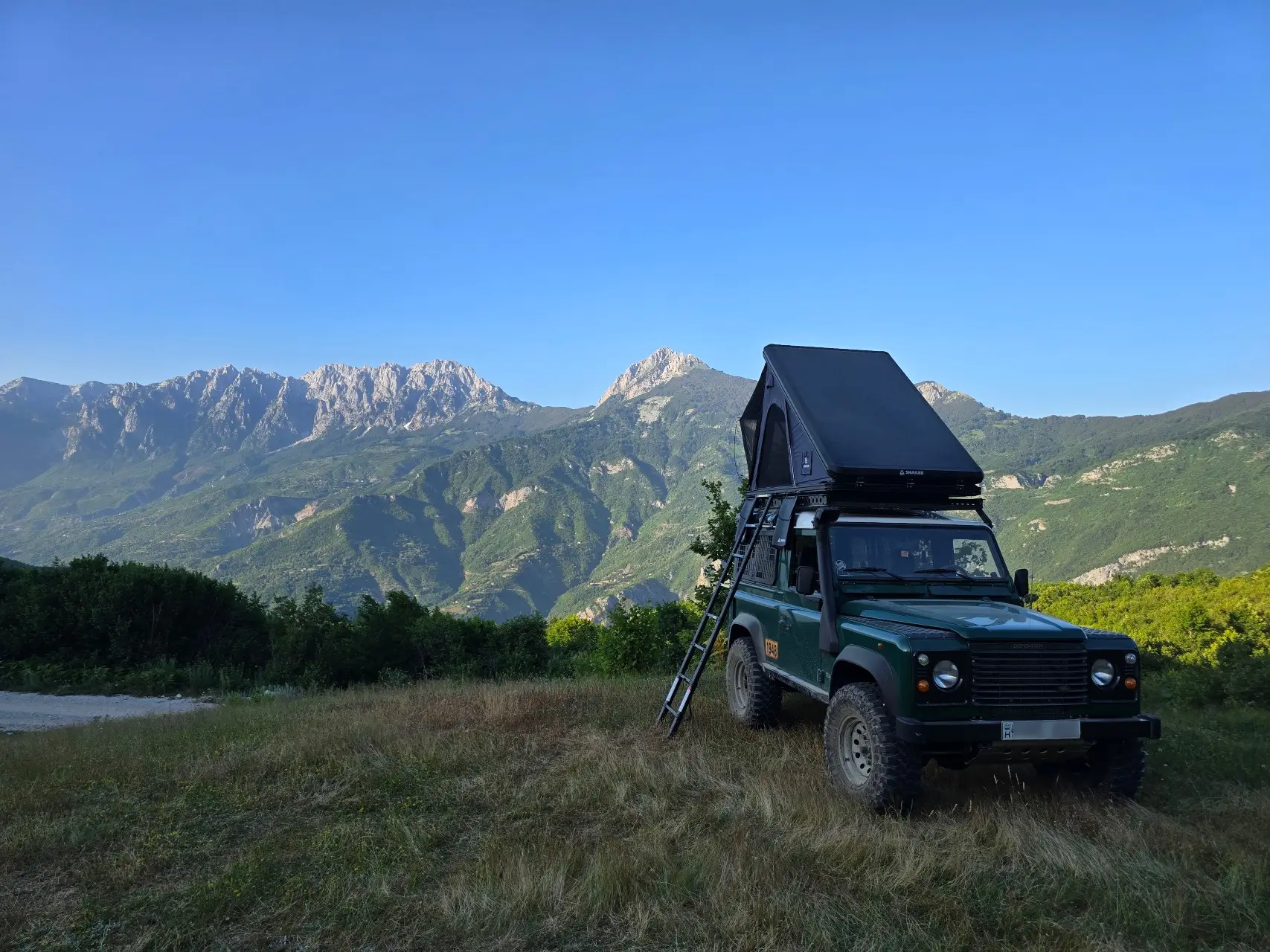 Snailer Alduo krovni sator na vozilu Land Rover Defender - fotografija iz galerije kupaca iz Madarske