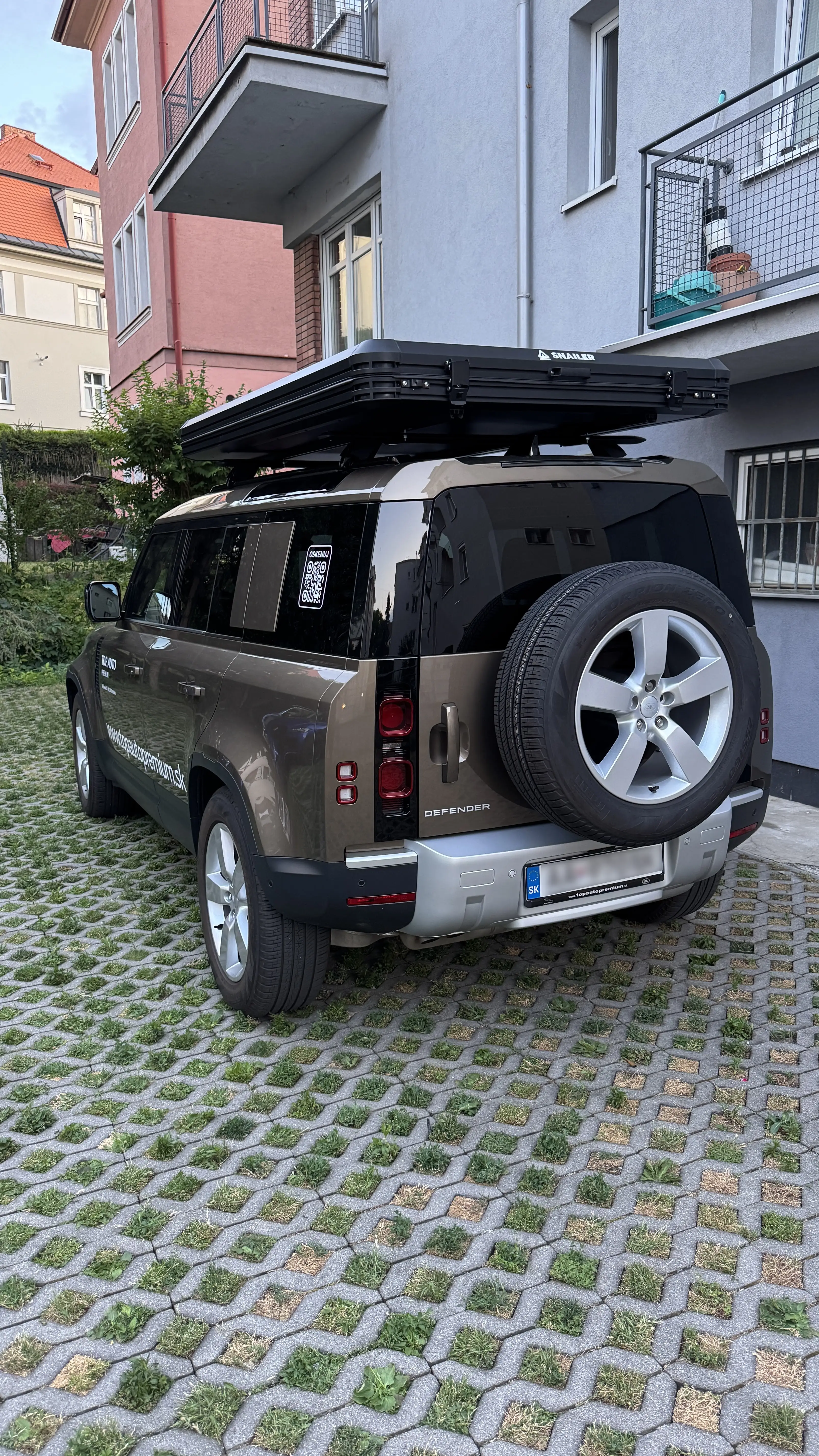 Snailer Alduo Dachzelt auf Land Rover Defender - Bild aus der Kundengalerie aus der Slowakei