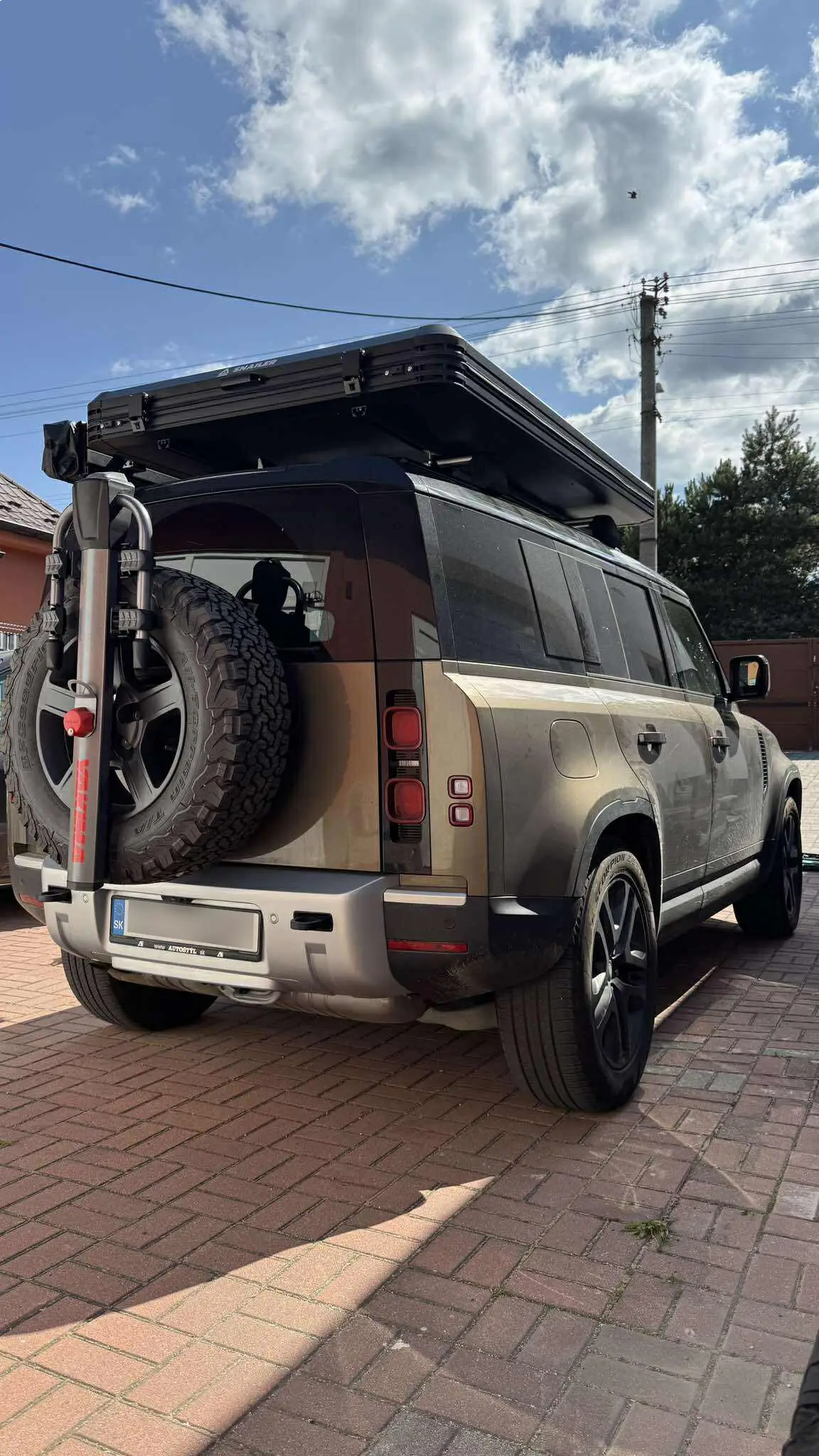 Snailer Alduo Dachzelt auf Land Rover Defender - Bild aus der Kundengalerie aus der Slowakei