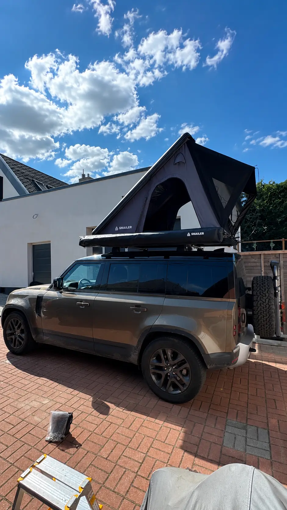 Snailer Alduo Dachzelt auf Land Rover Defender - Bild aus der Kundengalerie aus der Slowakei