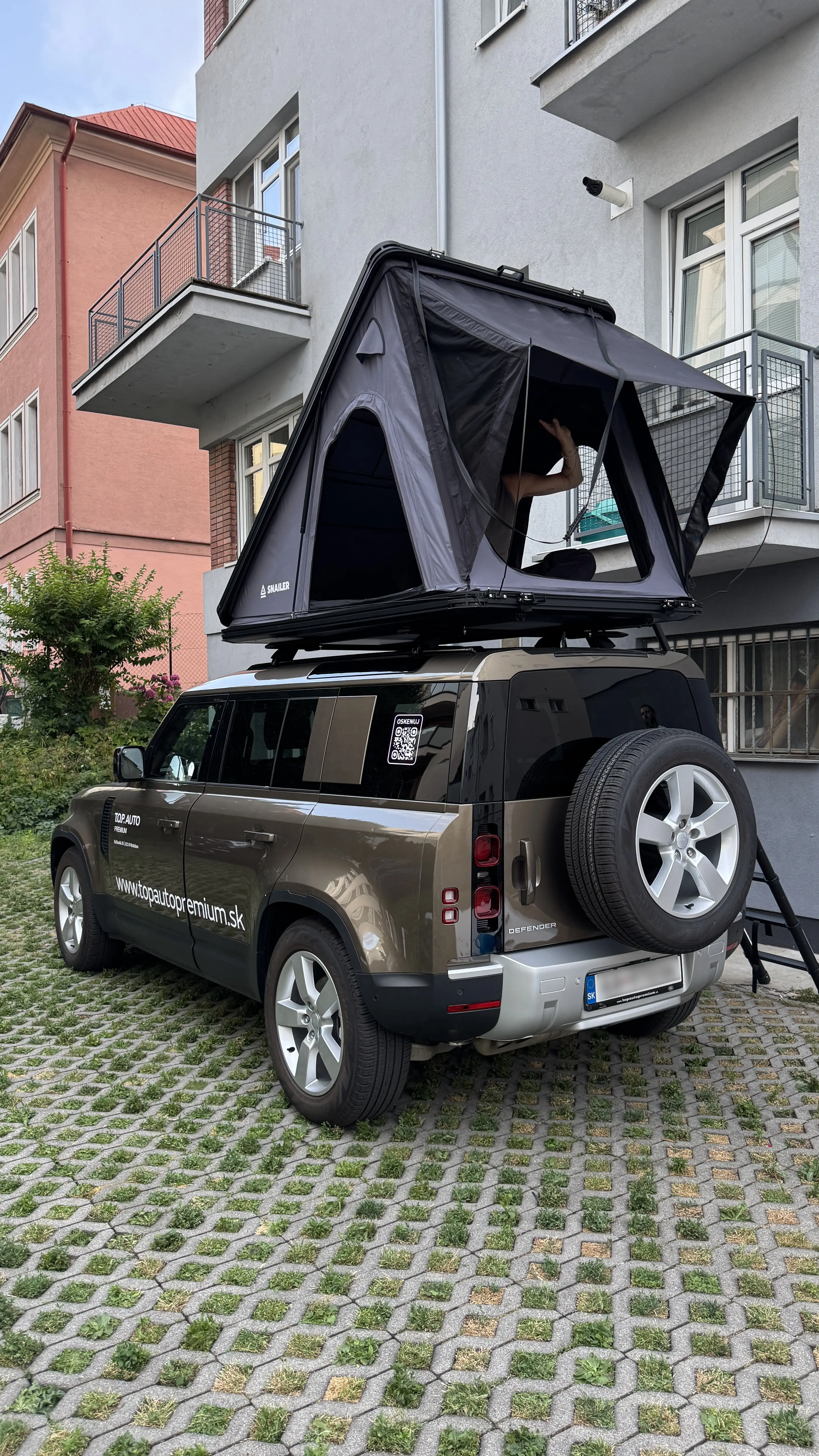 Snailer Alduo Dachzelt auf Land Rover Defender - Kundenfoto aus der Slowakei