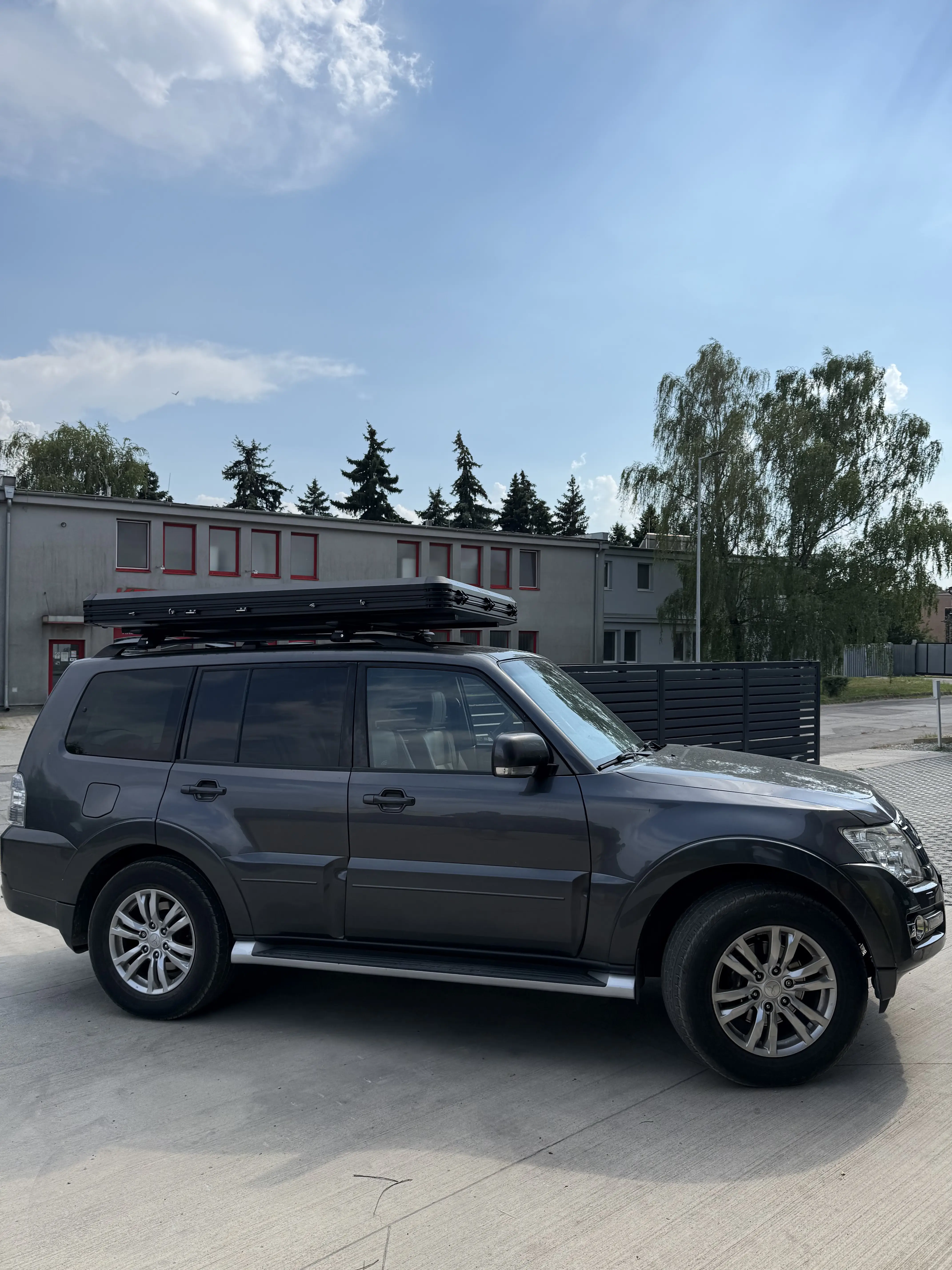 Snailer Alduo rooftop tent on Mitsubishi Pajero - customer photo from Slovakia