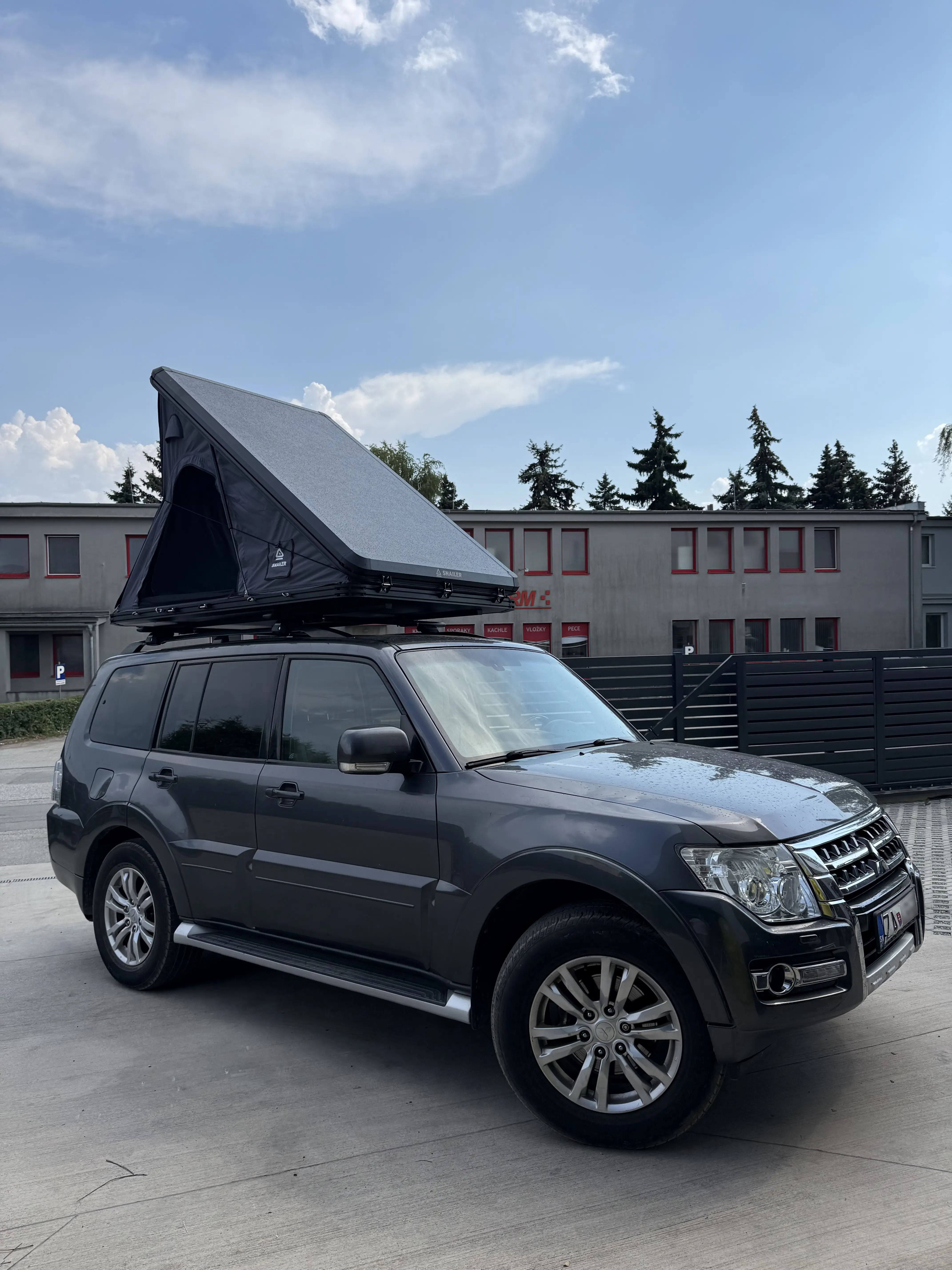 Snailer Alduo rooftop tent on Mitsubishi Pajero - customer gallery image from Slovakia