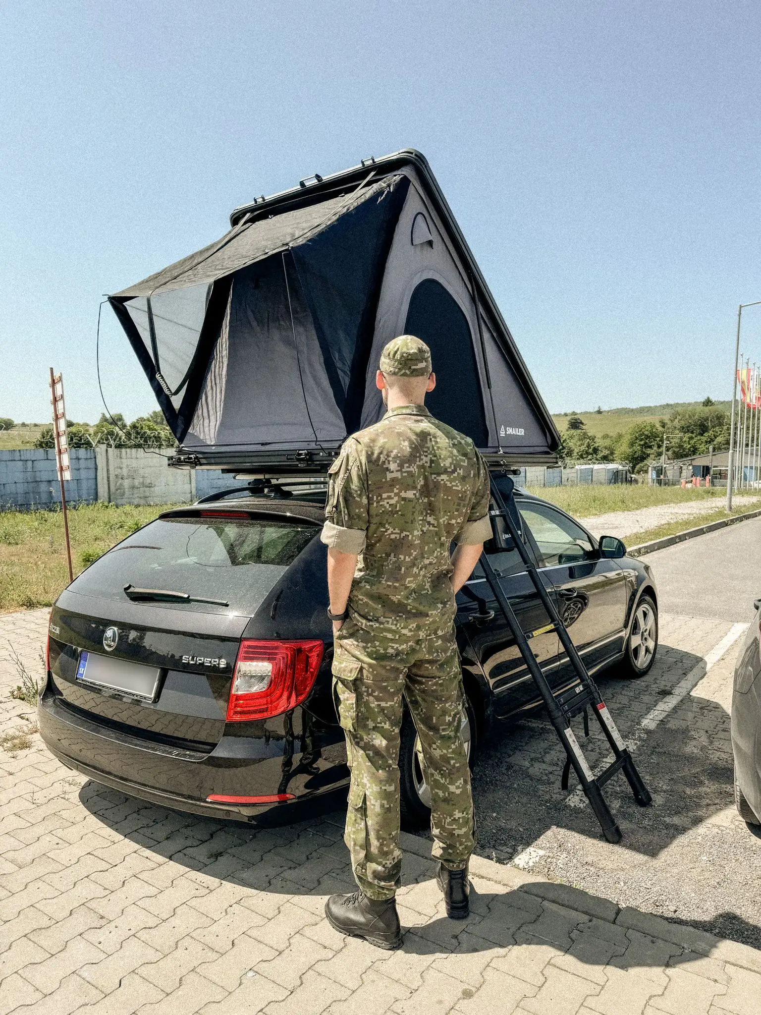 Snailer Alduo Dachzelt auf Skoda Superb - Kundenfoto aus der Slowakei