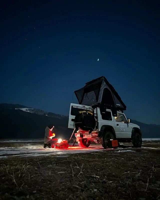 Rooftop tent Snailer Alduo on Suzuki Jimny