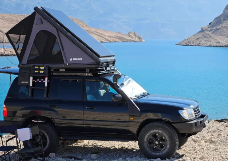 Rooftop tent Snailer Alduo on Toyota Land Cruiser
