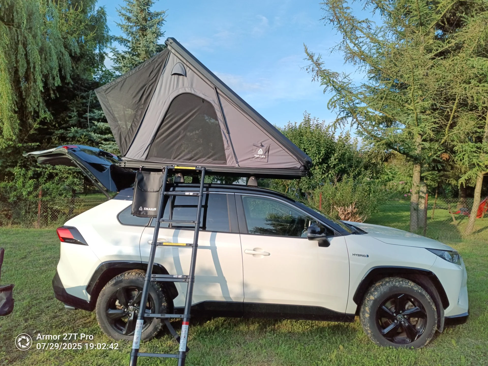 Rooftop tent Snailer Alduo on Toyota RAV4