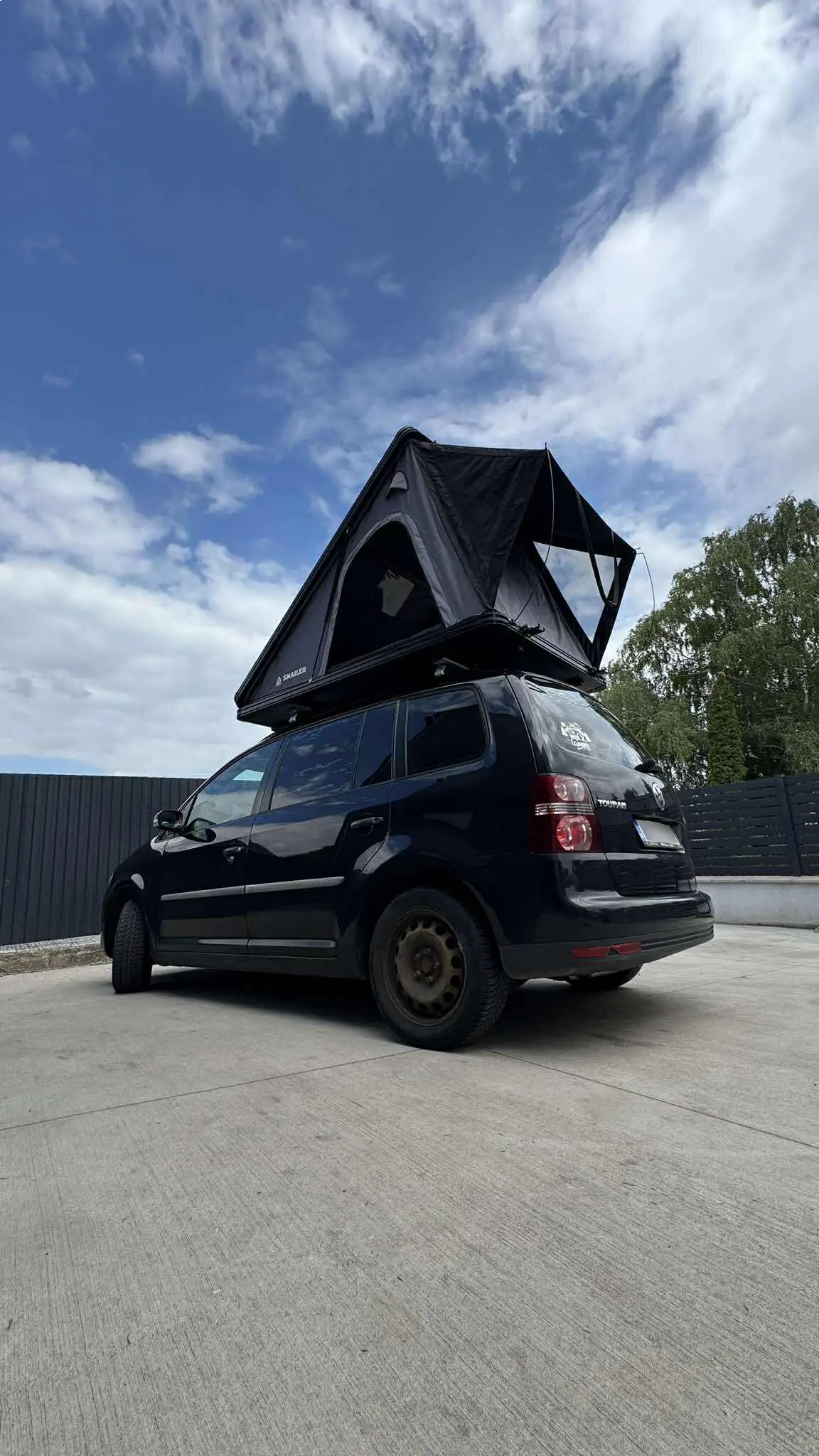 Snailer Alduo Dachzelt auf Volkswagen Touran - Bild aus der Kundengalerie aus der Slowakei