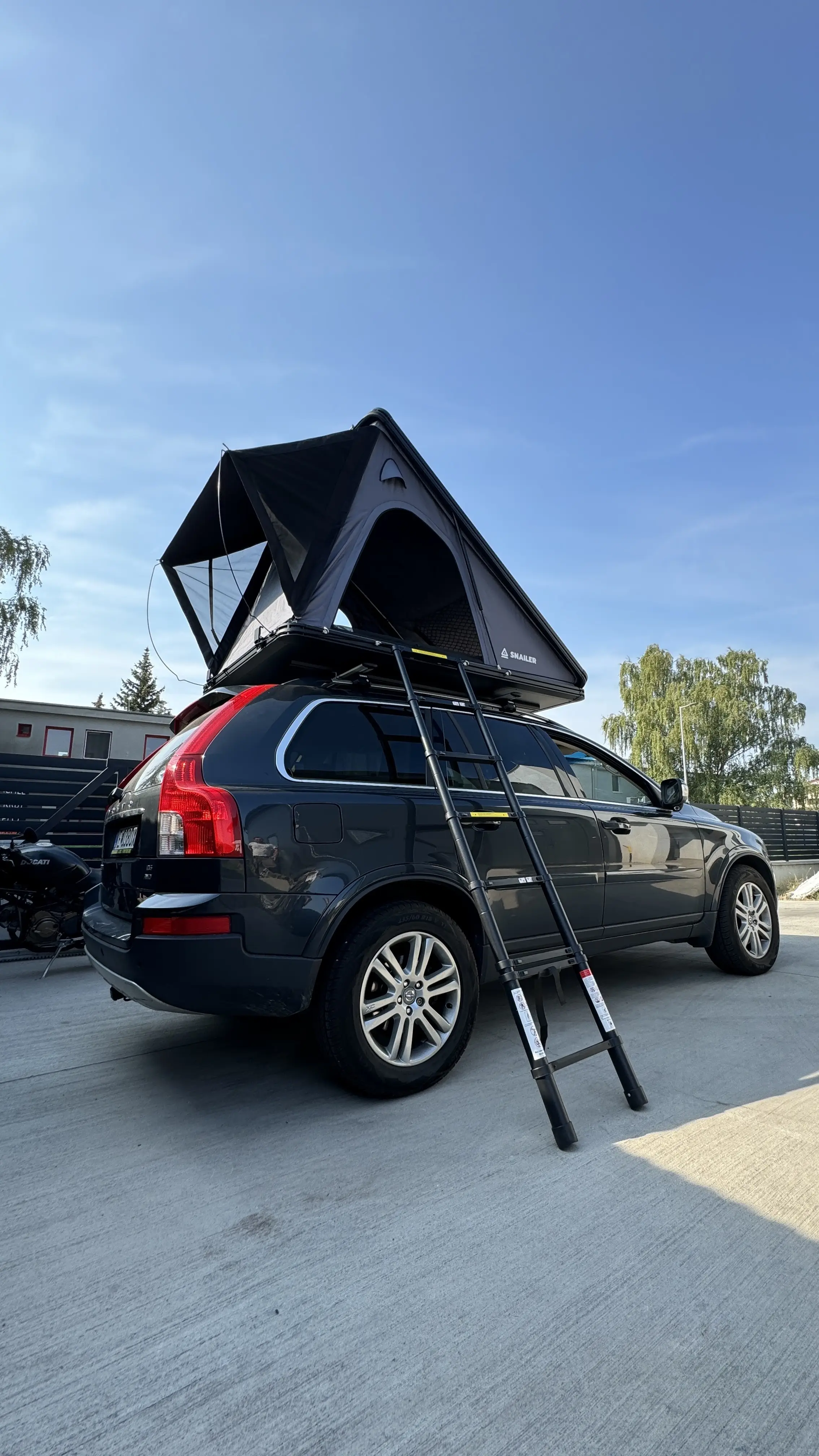 Snailer Alduo Dachzelt auf Volvo XC90 - Kundenfoto aus der Slowakei